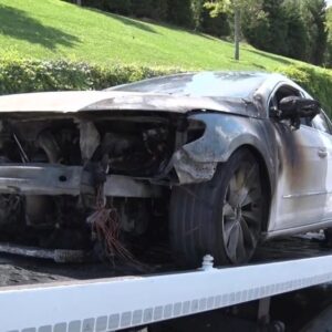 atasehirde otomobil alev alev yandi OvyI8XpJ