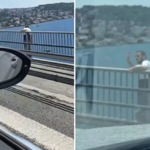 kopruye cikan sahis el salladiktan sonra kendini bosluga birakti D52G3xDw