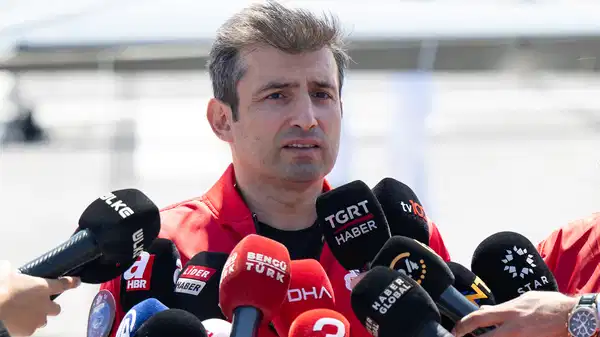 selcuk-bayraktarin-tcg-anadolu-ve-savarona-duyurusu-tepki-cekti-neden-donanma-komutani-degil-de-ozel-bir-sirket-sahibi-acikliyor-ryr6FdGG.jpg