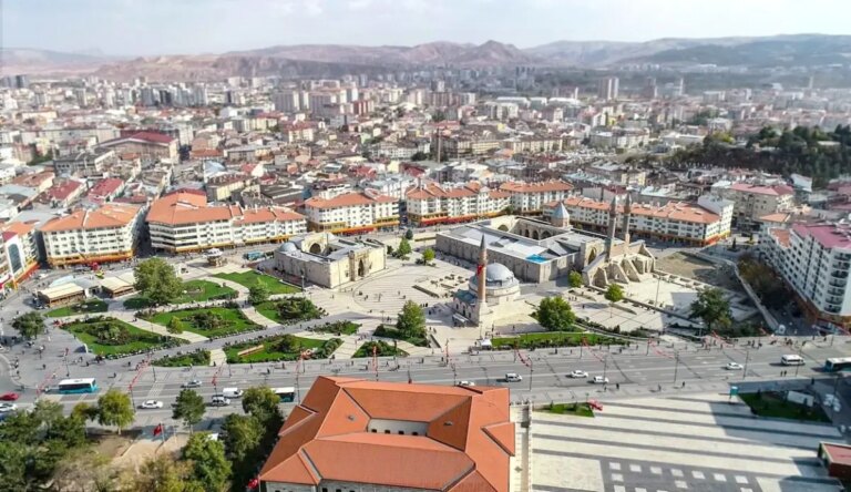 sivasta-motorlu-arac-sayisi-artis-gosterdi-UwutFcZp.jpg