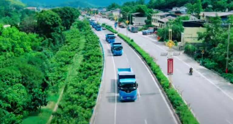 yeni-sektor-resmen-faaliyete-gecti-kamyonlarin-biri-girip-biri-cikiyor-BaerzA17.jpg