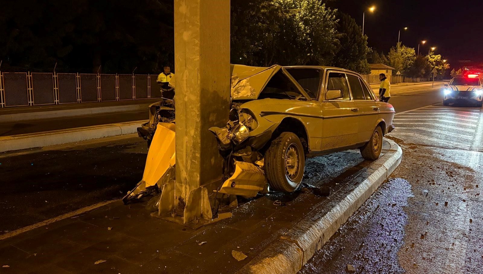 klasik otomobil direge ok gibi saplandi tQ71pvuz