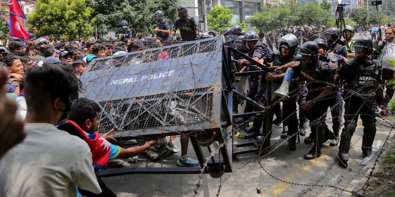 nepalde hukumeti protesto edenlere ates acildi en az 14 olu MInljMrO