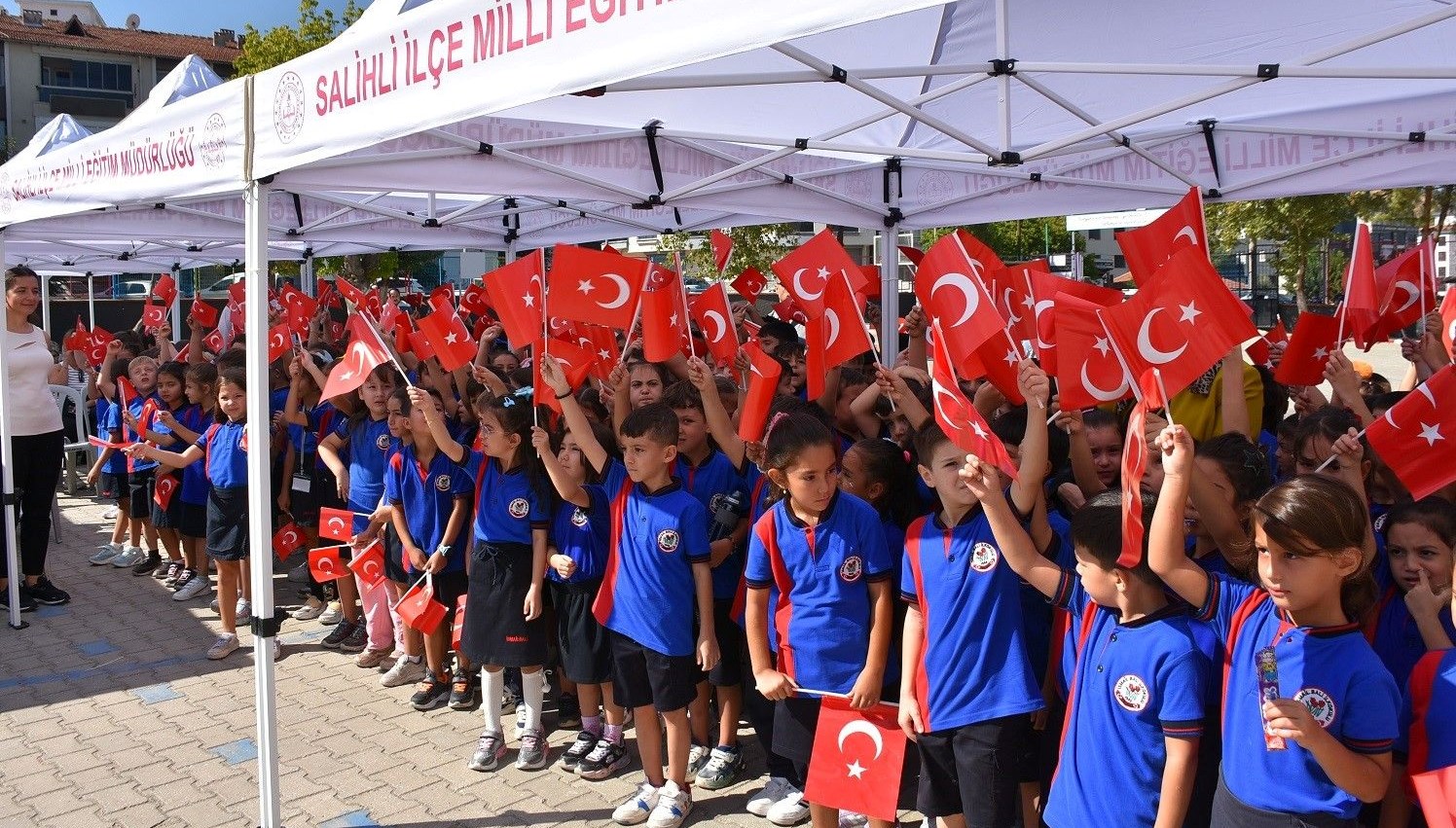 salihlide ilkogretim haftasi kutlandi ABx6MkZR