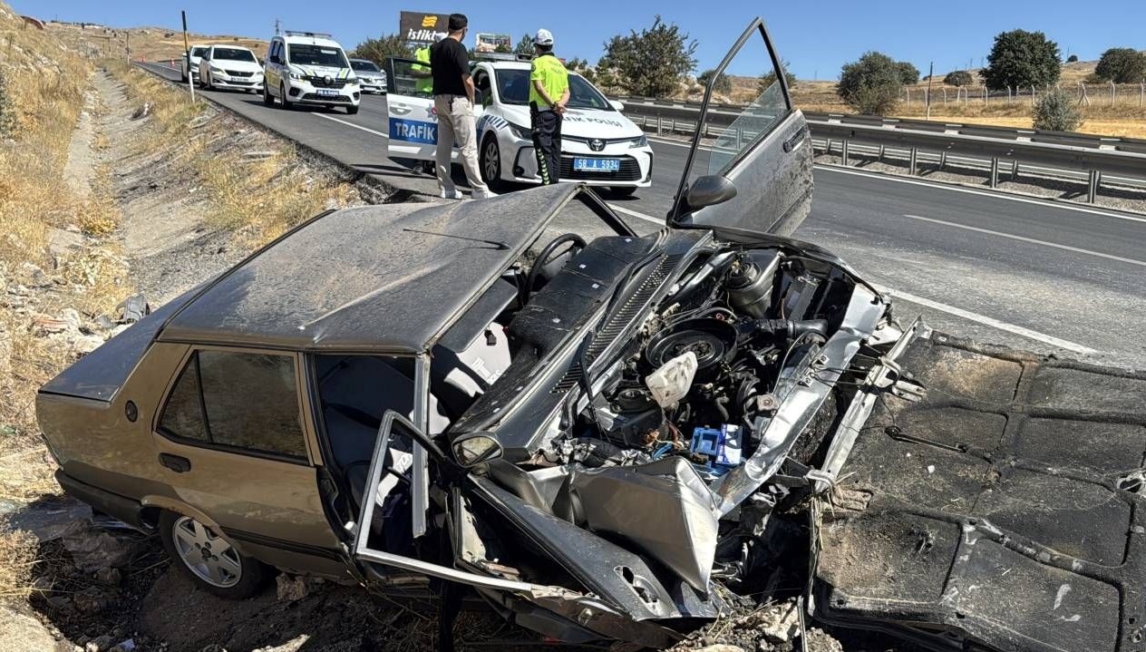 sarampole devrilen otomobilde 3 kisi yaralandi TyFX4Lbs