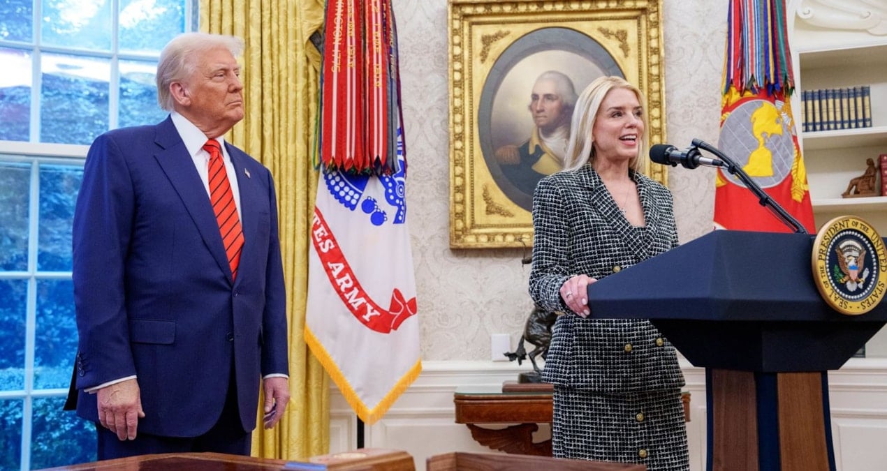 trump dusmanlarinin uzerine adalet bakanini saldi 7bevJ6UF