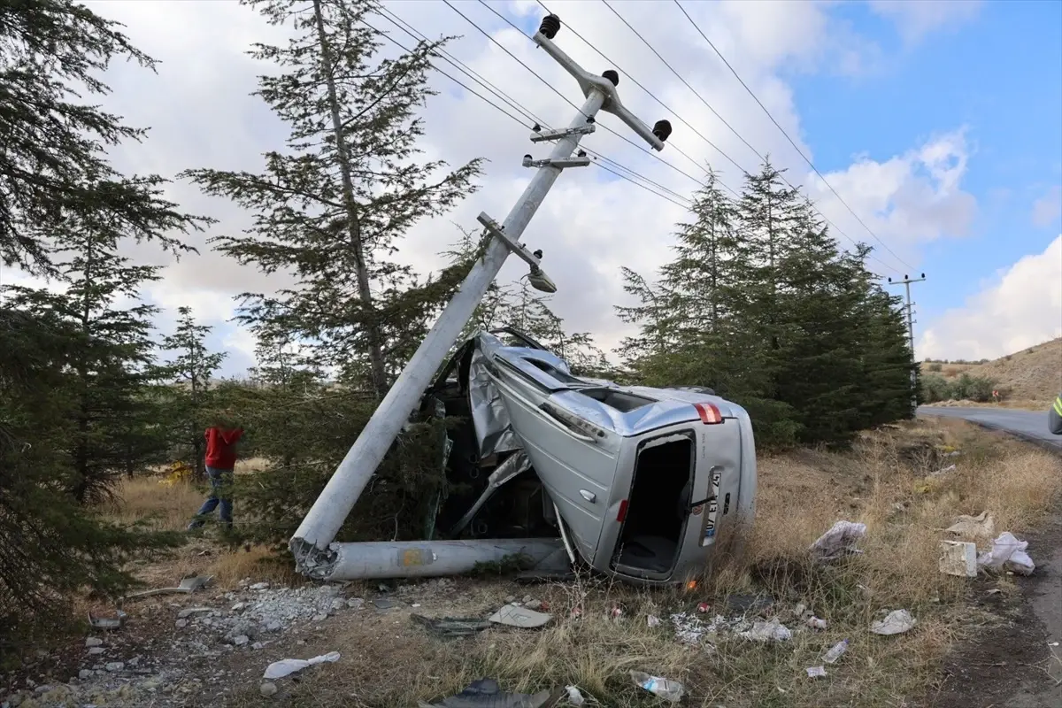 ehliyetsiz surucu elektrik diregine carpti OC6IGmYp.jpg