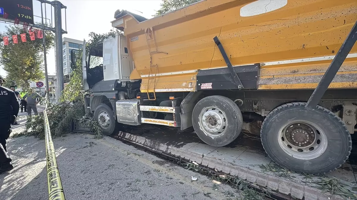 freni arizalanan kamyon 7 konteyneri devirdi mFuwKUYO