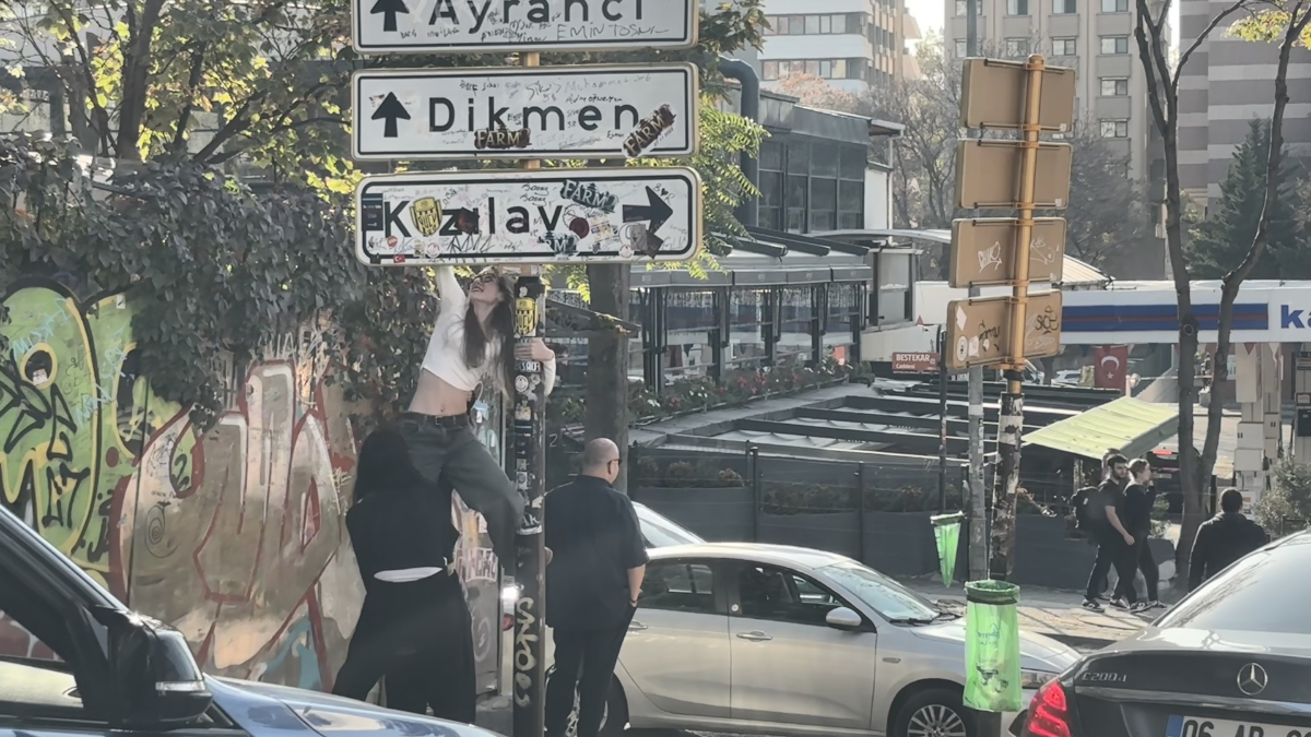 ankarada calinan kizilay tabelasinin yerine yenisi takildi polis bolgede onlemlerini artirdi R6ME5LRI.jpg