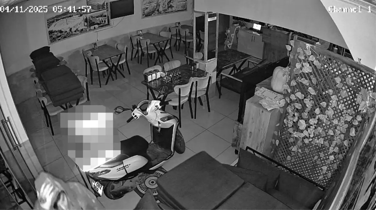 antalyada hirsiz restorana girdi para ve motosikleti caldi drQNVGlO.jpg