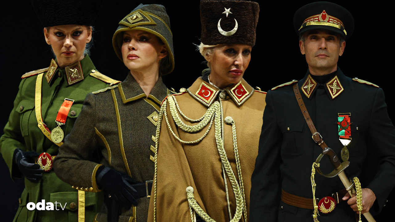 ataturkun kiyafetleri sahnede wzHPd5HM.jpg