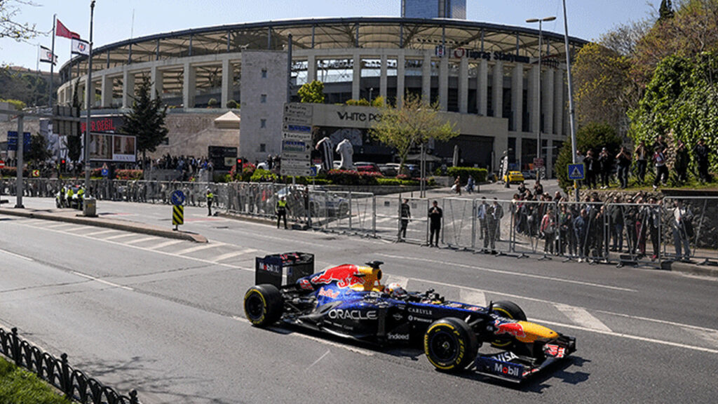 formula-1-yeniden-istanbulda-yuki-tsunodadan-istanbul-sokaklarinda-gosteri-surusu-9miy72nv