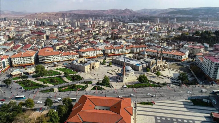 sivasta-rakamlar-aciklandi-trafikte-dengeler-degisiyor-iste-kentteki-toplam-arac-sayisi-QqRvQAGE