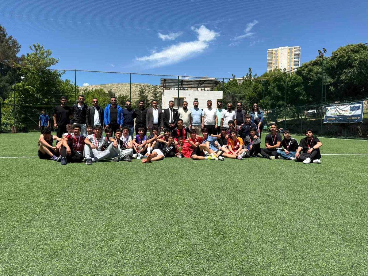 diyarbakirda-maarifin-kalbinde-marifetli-genclik-temasiyla-futbol-turnuvasi-duzenlendi-rFJE89TR