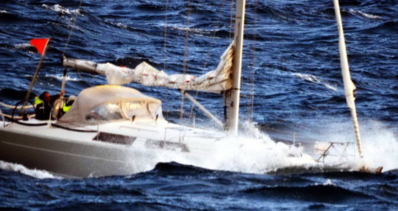 egede-firtina-kabusu-yelkenli-tekne-batti-kayip-8-kisi-araniyor-lt8kFzzw