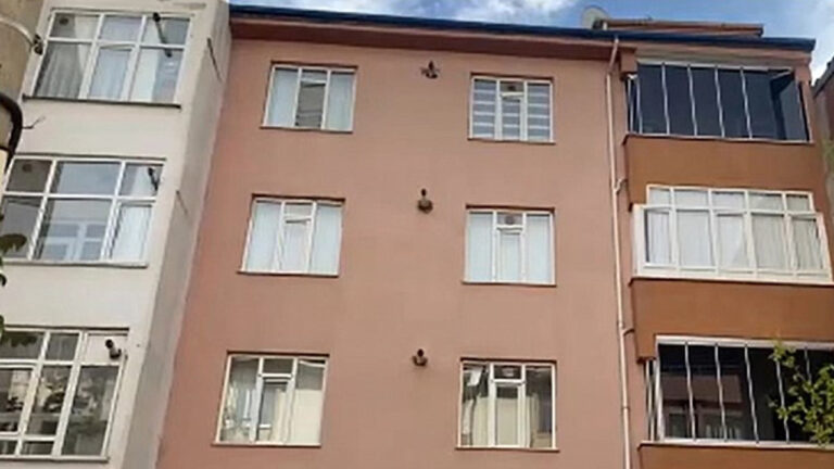 elazigda-5-kattan-dusen-genc-kiz-agir-yaralandi-mSE2n7Ec
