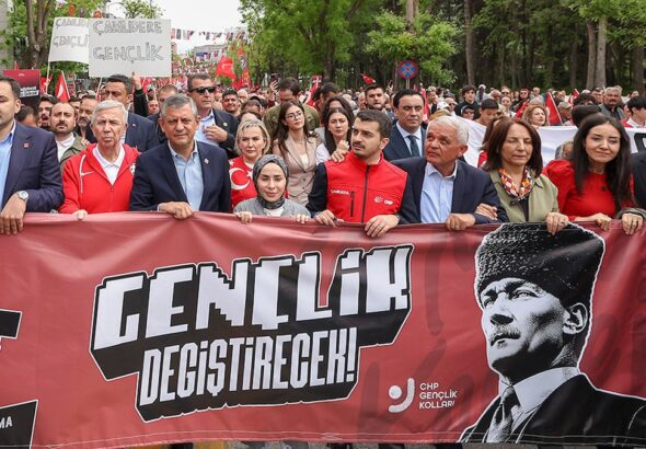 ozgur-ozel-ingiliz-dergisine-konustu-bir-cok-cephede-variz-mucadeleye-devam-frVEIsnR