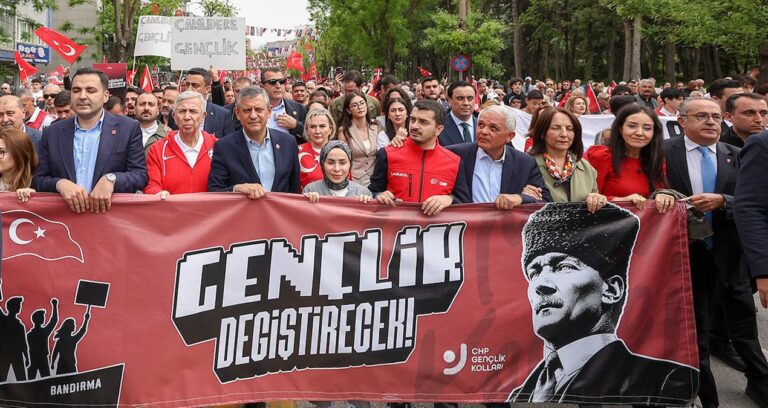 ozgur-ozel-ingiliz-dergisine-konustu-bir-cok-cephede-variz-mucadeleye-devam-frVEIsnR