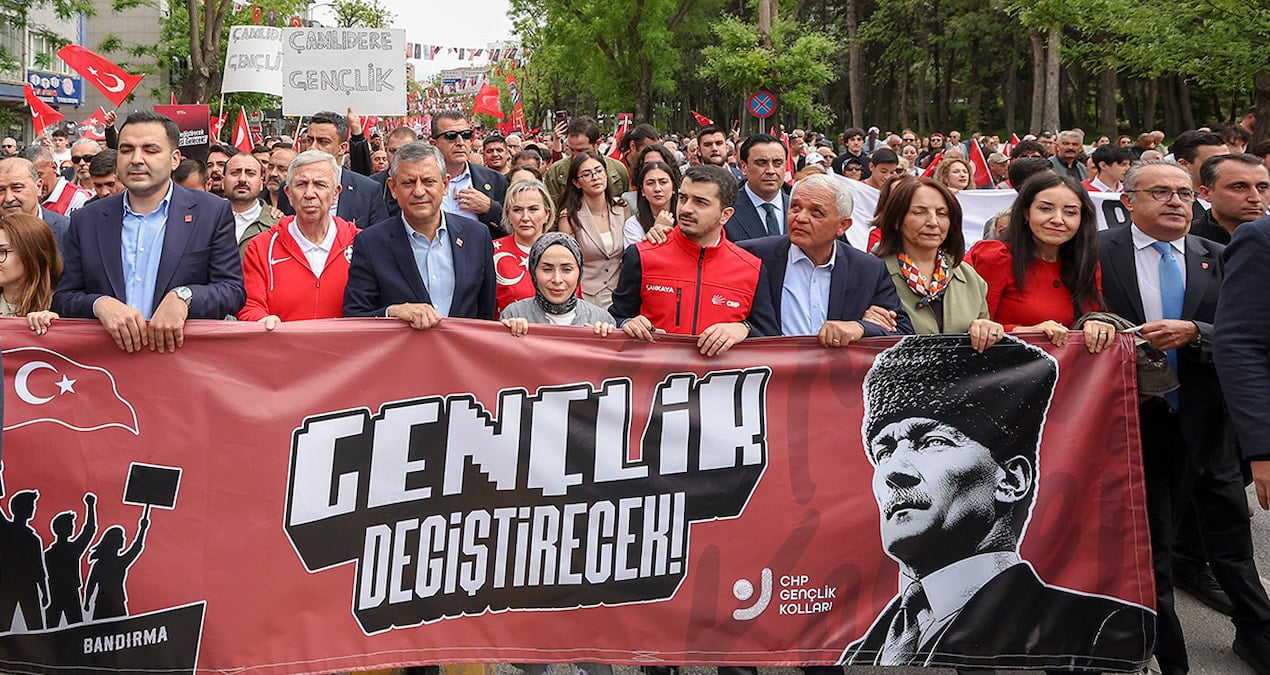ozgur-ozel-ingiliz-dergisine-konustu-bir-cok-cephede-variz-mucadeleye-devam-frVEIsnR